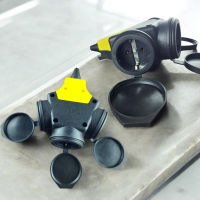Колодка каучуковая на 3 розетки с защитными крышками, 16A/250V, IP 44, треугольная, "MAXIMUM"MX15166 оптом